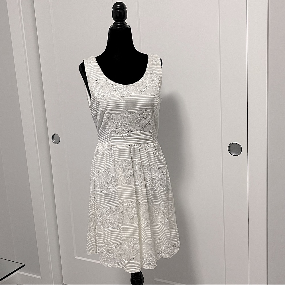 2𝒇𝒐𝒓$60 WORKHALL White lace open back dress sizeS